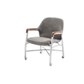 **Comfortabele moderne fauteuil met houten armleuningen en metalen structuur**